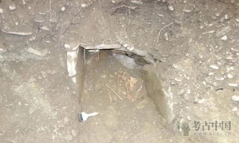 青海：果洛州首次发现石棺葬