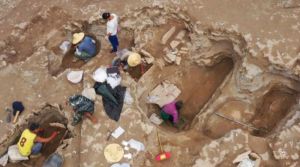 云南：丽江一足球场重建时发现春秋战国时期大型石棺墓藏