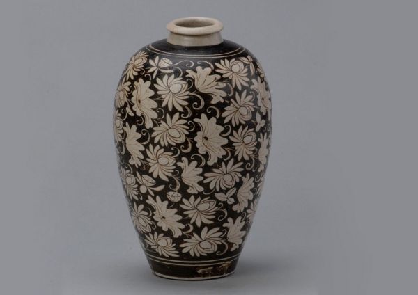 南宋 · 吉州窑黑地白花梅瓶（安徽博物院）
