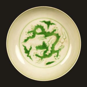 明•白釉绿彩云龙纹瓷盘 （南京市博物总馆）
