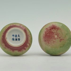 清代 ·  景德镇窑苹果绿釉印盒（上海博物馆）