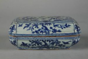 明代 · 白地青花长方瓷盒（南京博物院）