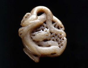唐代 · 龙纹玉佩（武汉博物馆）