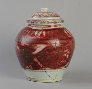 元代 · 景德镇窑釉里红盖罐（安徽博物院）
