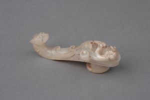 西汉 · 浮雕兽纹白玉带钩（河北博物院）