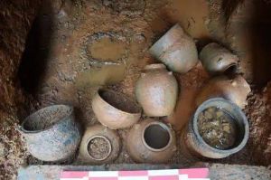 湖南：益阳大海塘墓群新发现土坑洞室墓 