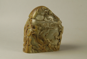 元代 · 青玉雕饰螭龙纹盖盒（开封博物馆）