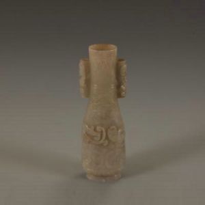 明代 · 雕夔龙双贯耳玉瓶（南京博物院）
