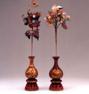 西夏 · 彩绘木雕花瓶及绢花（宁夏博物馆）