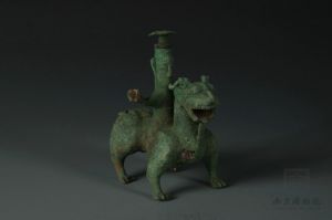 南朝 · 人骑兽形铜灯（南京博物院）