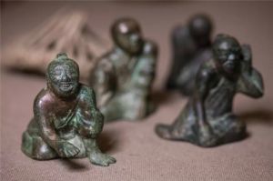 西汉 · 铜博戏俑（甘肃省博物馆）
